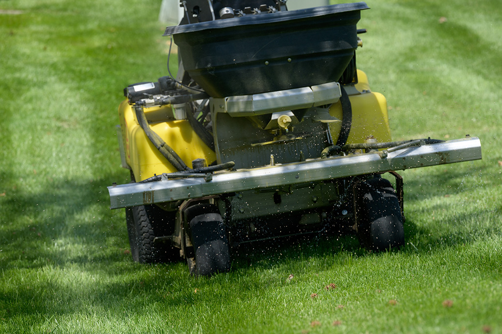 commercial lawn fertilization